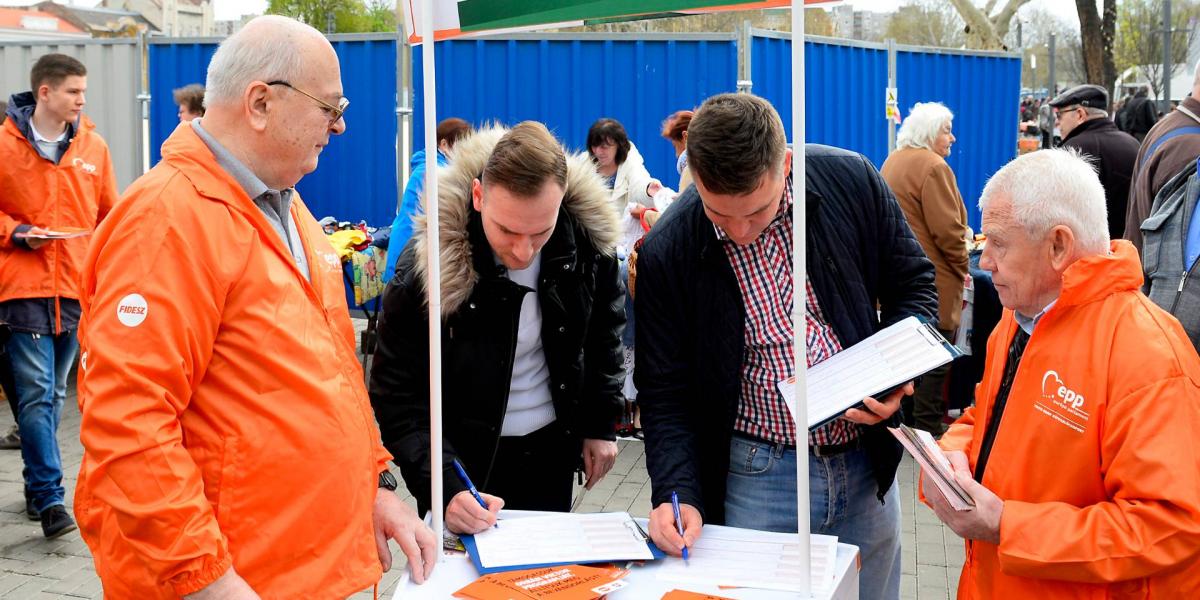 Aláírják az íveket a Fidesz országos aláírásgyűjtő akciójának kezdetén tartott sajtótájékoztatón