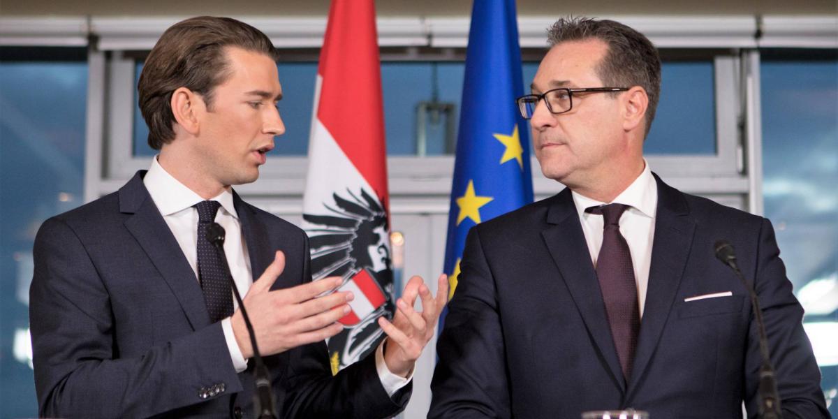 Sebastian Kurz osztrák kancellár (balra) és Heinz-Christian Strache alkancellár próbál távolságot tartani a szélsőségesektől