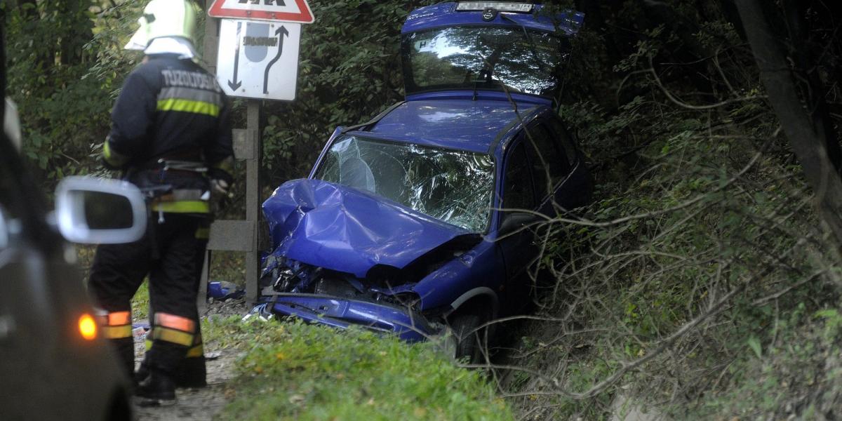 Összeroncsolódott személyautó a főváros XII. kerületében, a Budakeszi úton MTI Fotó: Mihádák Zoltán