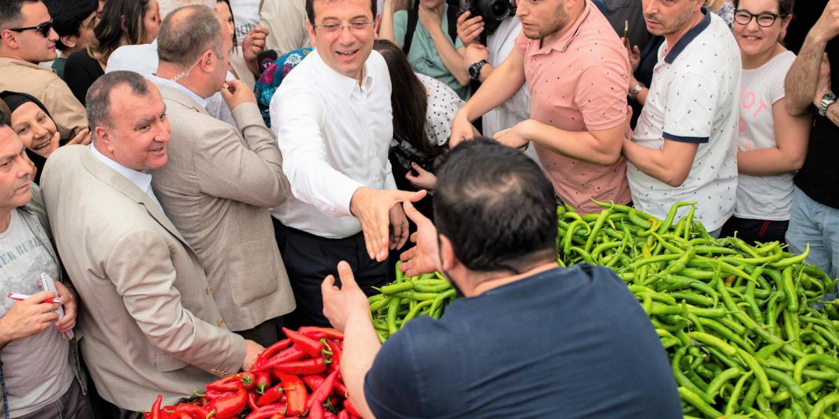 Ekrem Imamoglu ellenzéki jelölt hívei hisznek a győzelemben, bár tartanak kormánypárti visszaélésektől