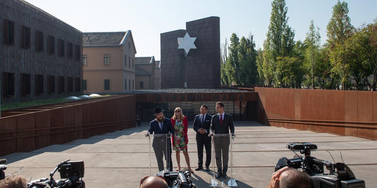 Köves Slomó rabbi, Schmidt Mária, Fürjes Balázs és Gulyás Gergely a Sorsok Házáról tartott sajtótájékoztatón