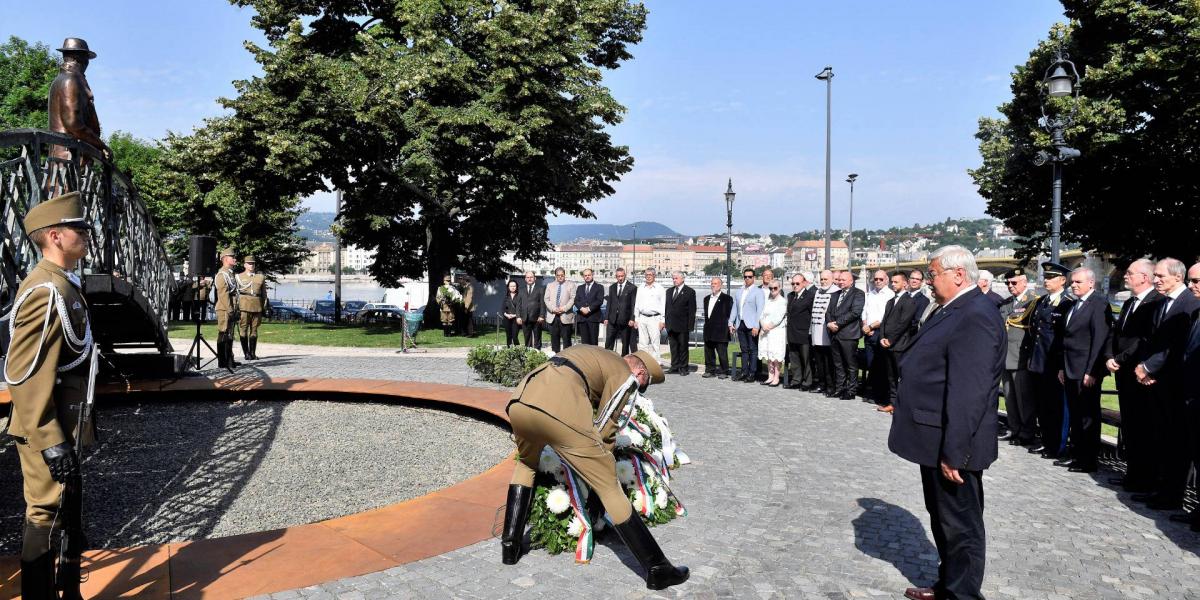 Lomnici Zoltán, az Emberi Méltóság Tanácsa elnöke koszorúz Nagy Imre és mártírtársai újratemetésének harmincadik évfordulóján Nagy Imre szobránál.