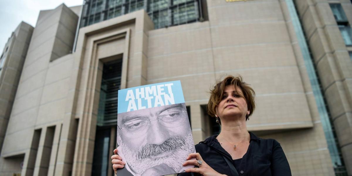 Újságíró-aktivista , kezében elítélt pályatársa, Ahmet Altan fényképével az isztambuli bíróság épülete előtt