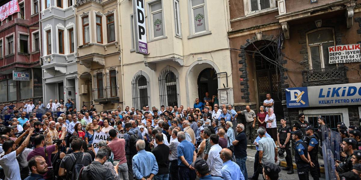 Demonstráció a HDP isztambuli székháza előtt, augusztus 19.