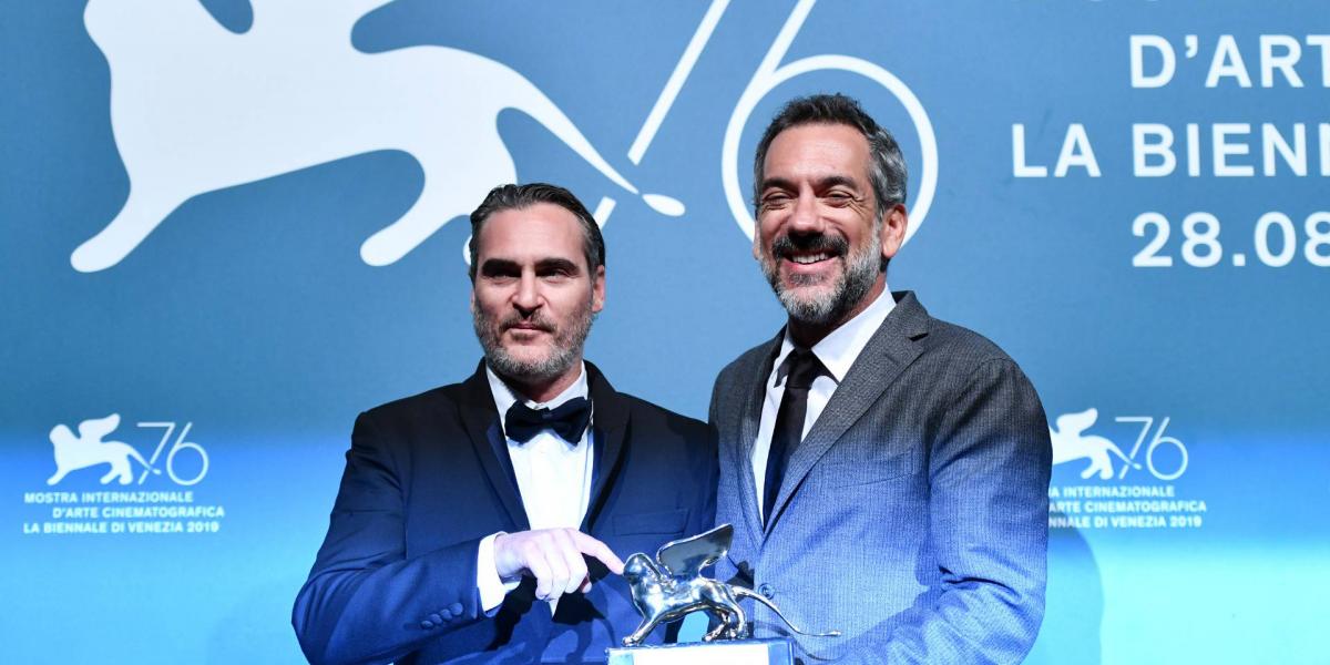 Todd Phillips rendező (jobbra) és a Jokert alakító Joaquin Phoenix a 76. Velencei Filmfesztivál legjobb filmnek járó Arany Oroszlánjával 2019. szeptember 7-én, a velencei Lidón