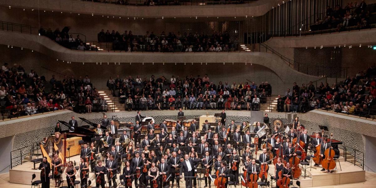 Az Orchestra of the Lucerne Festival Alumni és az impozáns hangversenyterem