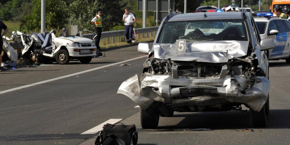 Rendőrök dolgoznak a soroksári halálos autóbaleset helyszínén