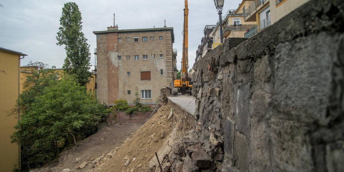 A logodi utcában szabálytalanul megbontott, majd beomló támfal