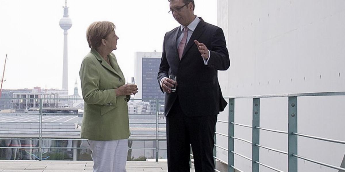 Alekszandar Vucic miniszterelnök Angela Merkel német kancellárral