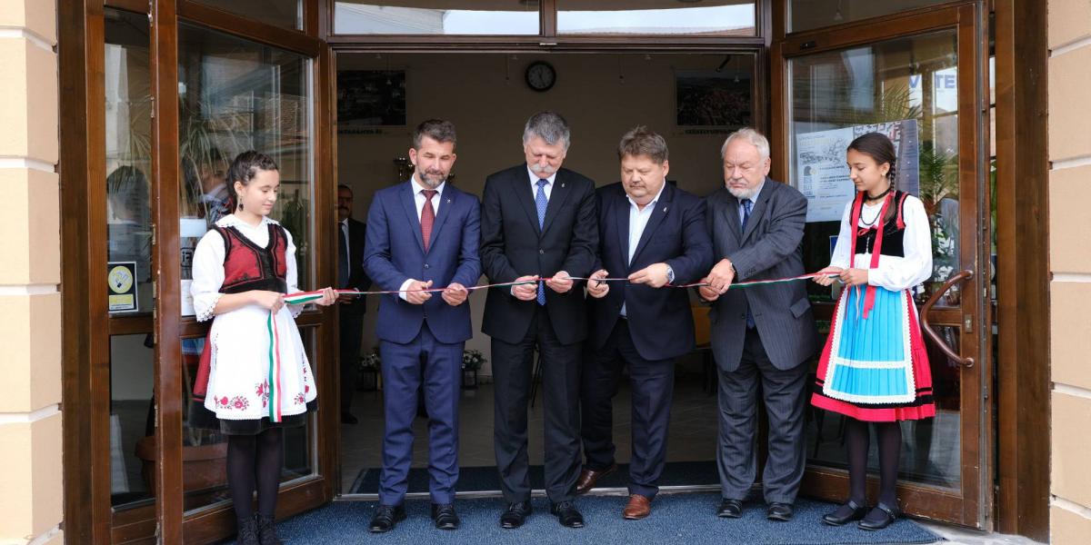 Kövér László szalagot vág a Székelyudvarhelyi Egyetemi Központ kapujában, Szász Jenő és Kandikó József társaságában, 2019. október 5-én