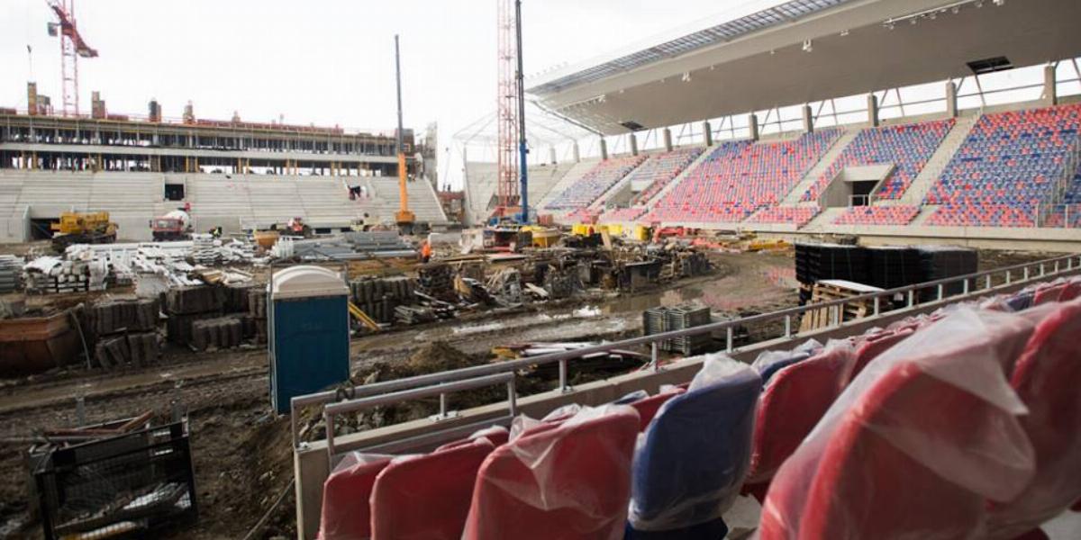 Lehet, hogy az ülésekről le sem kellett volna venni a védőfóliát / Képünk illusztráció, a stadion építésekor készült