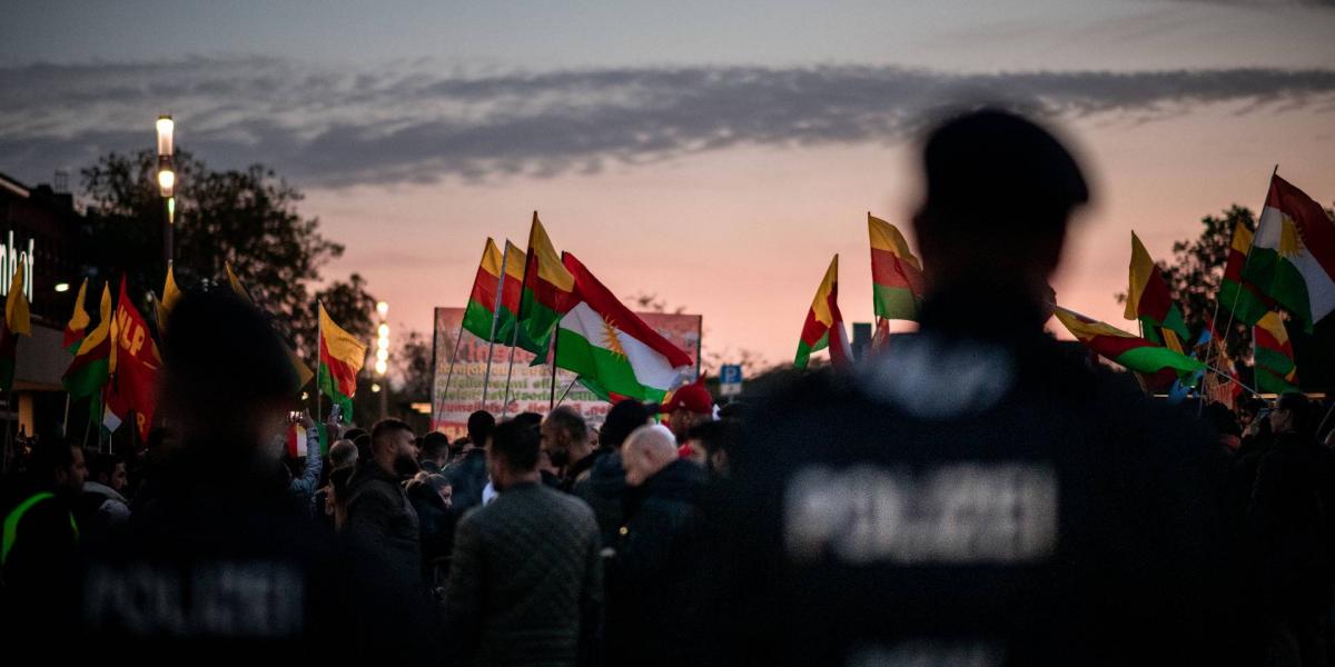 A kép illusztráció, a németországi Duisburgban készült egy a kurdok mellett kiálló csütörtöki demonstráción.