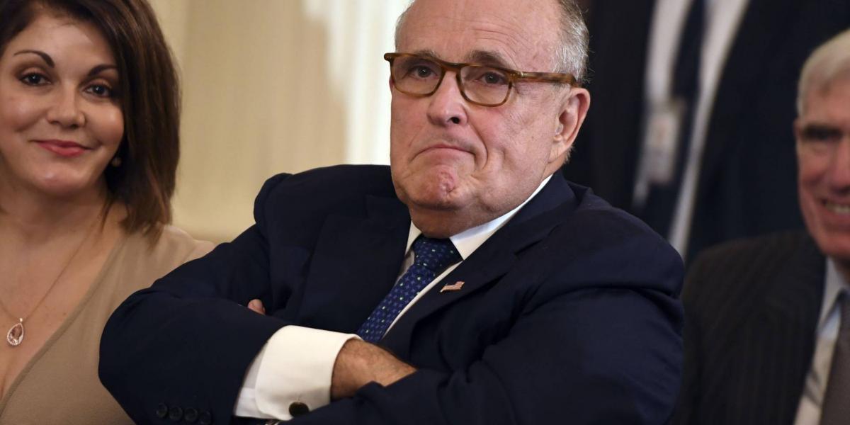 Rudy Giuliani, Trump személyi ügyvédje (középen)