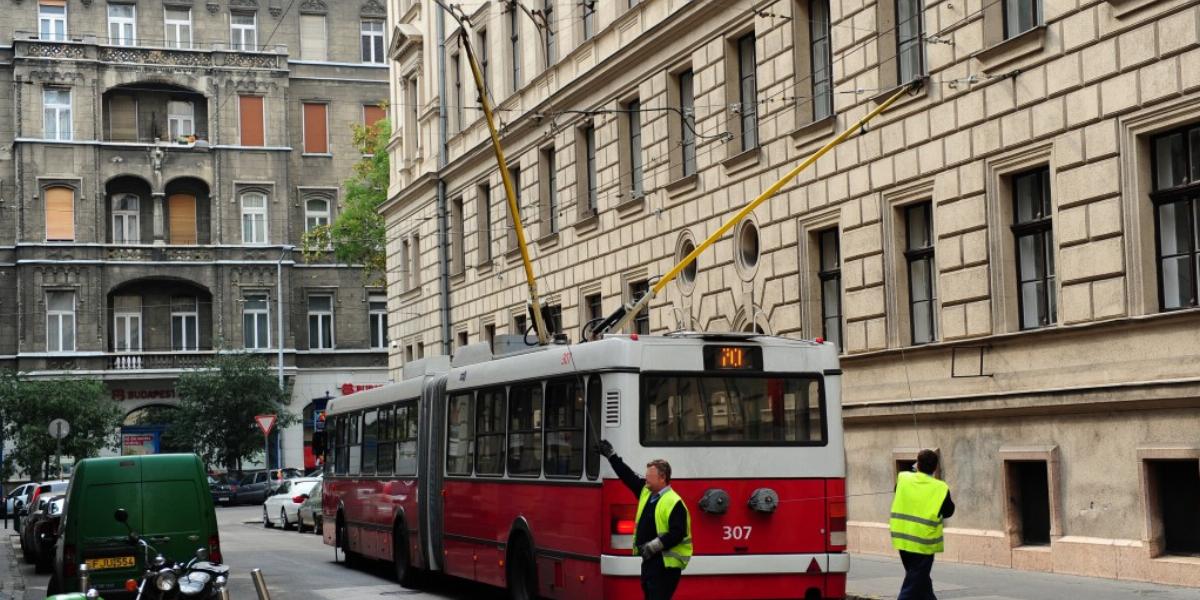 A Kossuth tér felújítása miatt a trolik felső vezetéke nem került visszaépítésre – az új végállomáson, a Földművelésügyi Miniszt