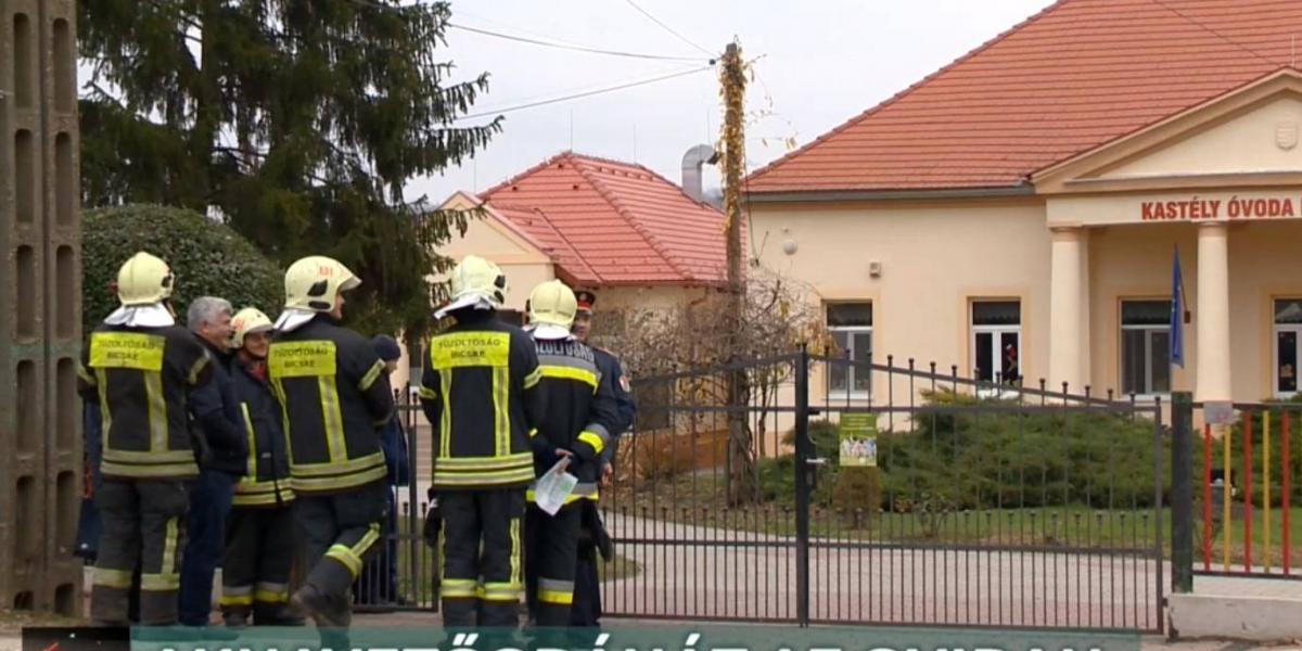 Tűzoltók, rendőrök állnak  felcsúti Kastély Óvoda és Bölcsőde bejárata előtt