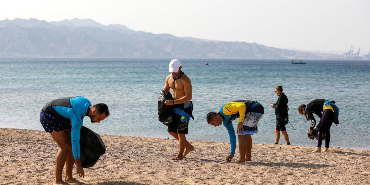 Szörfösök szemetet szednek Eilat partjainál