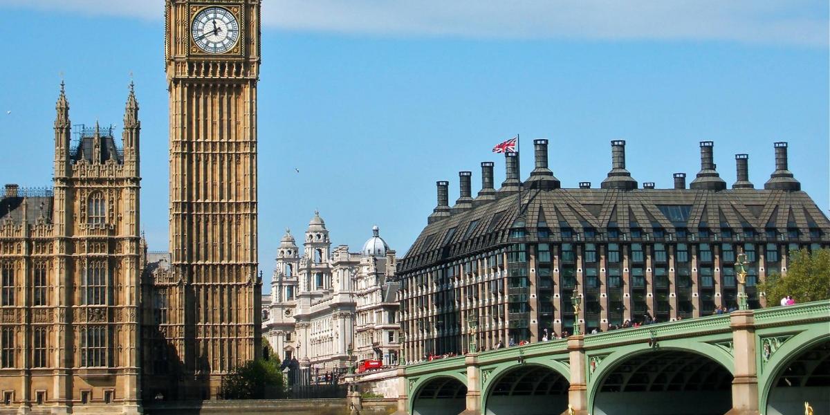 Portcullis House (jobbra) a Westminster-palota szomszédságában