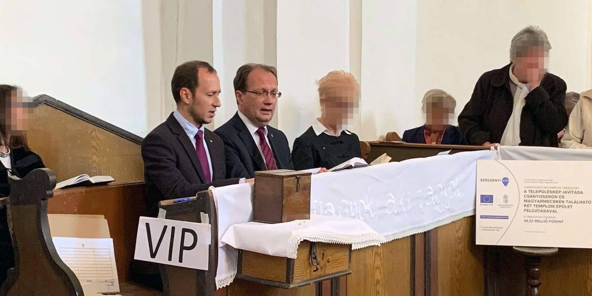 Őri László, Pécs volt fideszes alpolgármestere ( közvetlenül a VIP-felirat mellett) és Hoppál Péter, volt kultúráért felelős államtitkár a csányosztrói istentiszteleten