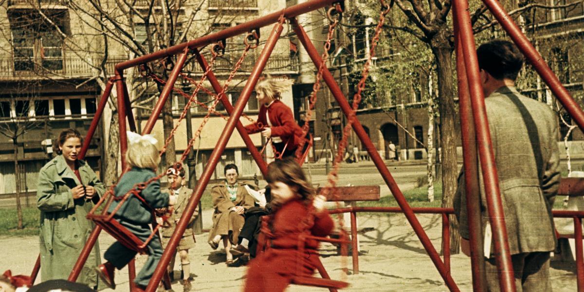 1960. Magyarország, Budapest V.  Játszótér a Kossuth Lajos tér északi oldalán, jobbra a Balassi Bálint utca