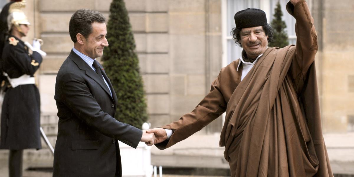 A 2007. december 10-én készült fényképen a líbiai vezető, Moamer Kadhafi érkezik Párizsba, az Elysee palotába, ahol Nicolas Sarkozy fogadta