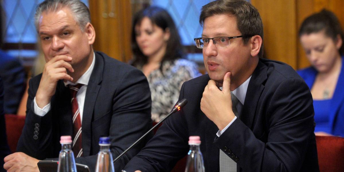 Gulyás Gergely Miniszterelnökséget vezető miniszter, mellette Takács Szabolcs Ferenc, mint európai uniós ügyekért felelős államtitkár