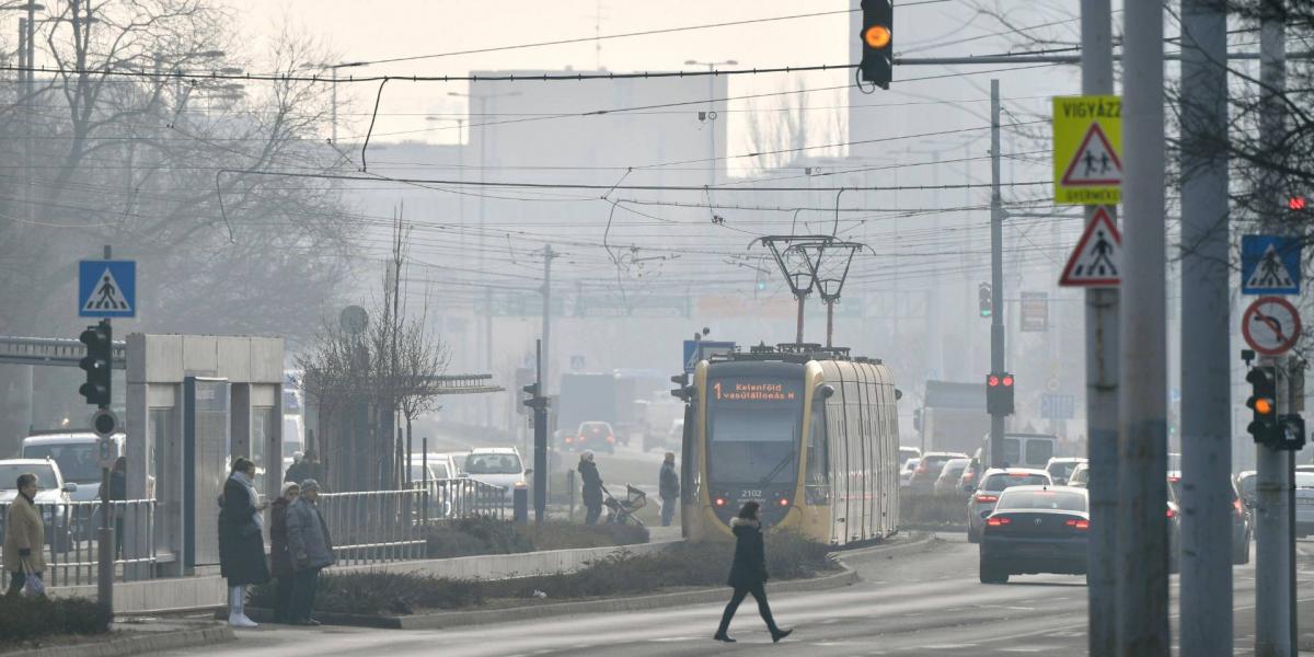 Járművek haladnak az óbudai Vörösvári úton 2020. január 10-én