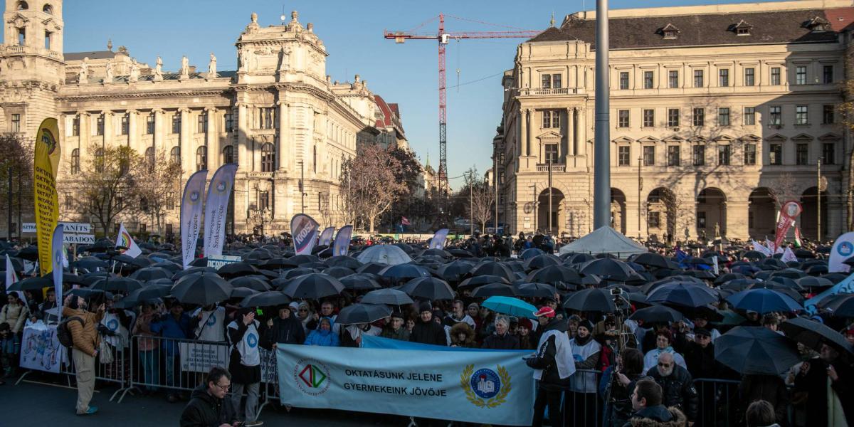 Fekete esernyős tanártüntetés 2019 novemberében