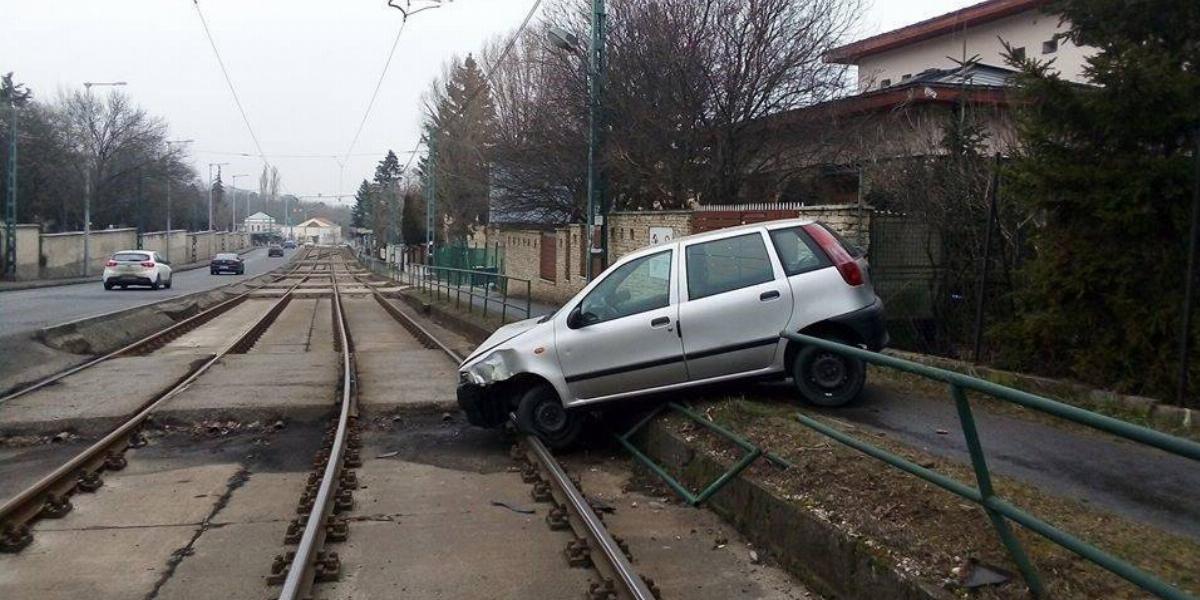 A villamossíneken állt meg egy kihajtó autó a Németvölgyi úton