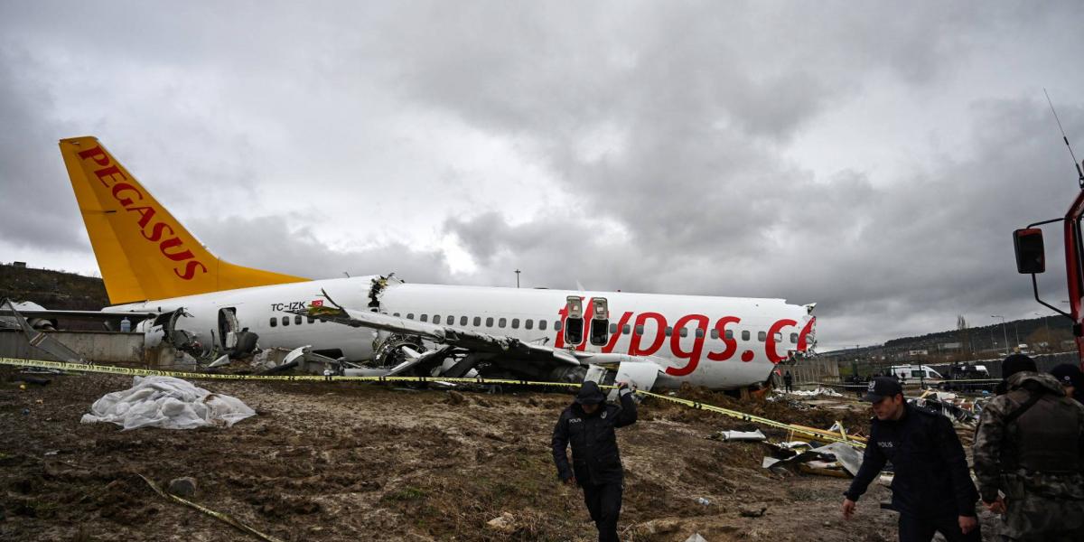 A Pegasus Airlines Boeingjének pilótafülkéje szó szerint letört a túlfutás közben