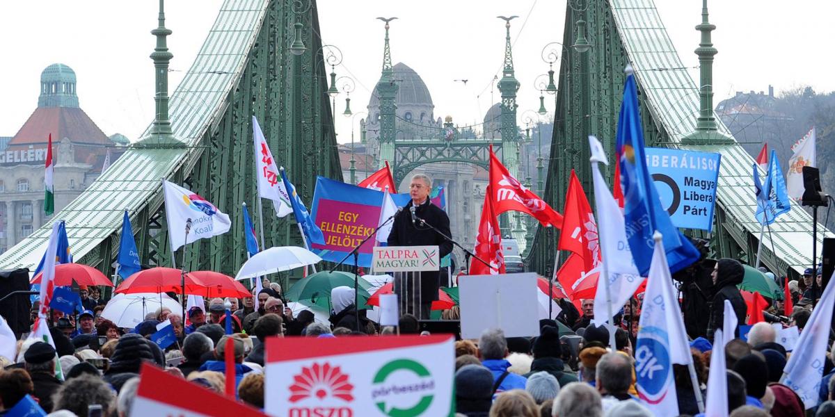 A baloldali összefogás 2018 március 15-i gyűlése a Fővám téren