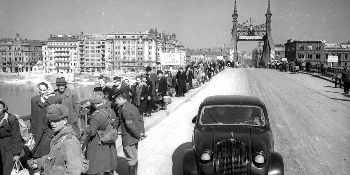 1945. Budapest, Szabadság híd, a pontonhíddal kiegészített hídroncs a Szent Gellért tér felől nézve