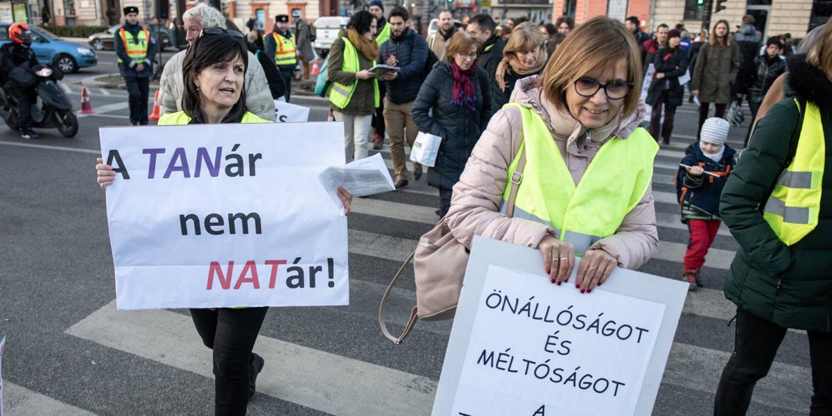 Diákok, tanárok és szülők tüntettek a Nemzeti Alaptanterv ellen a Széll Kálmán téren februárban