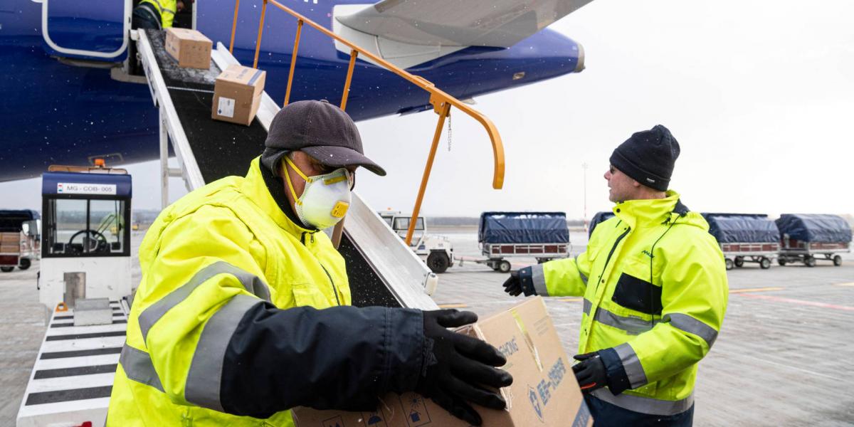 . Kipakolják a Wizz Air Sanghajból érkezett repülőgépének szállítmányát a Liszt Ferenc-repülőtéren 2020. március 23-án. A gép a koronavírus elleni védekezéshez használható védőruhából harmincezret, orvosi védőmaszkból nyolcvankétezret hozott