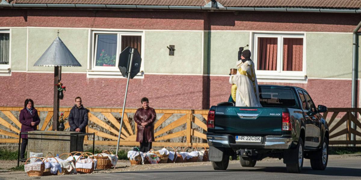 László Rezső atya megszenteli a csíkcsicsói sonkákat