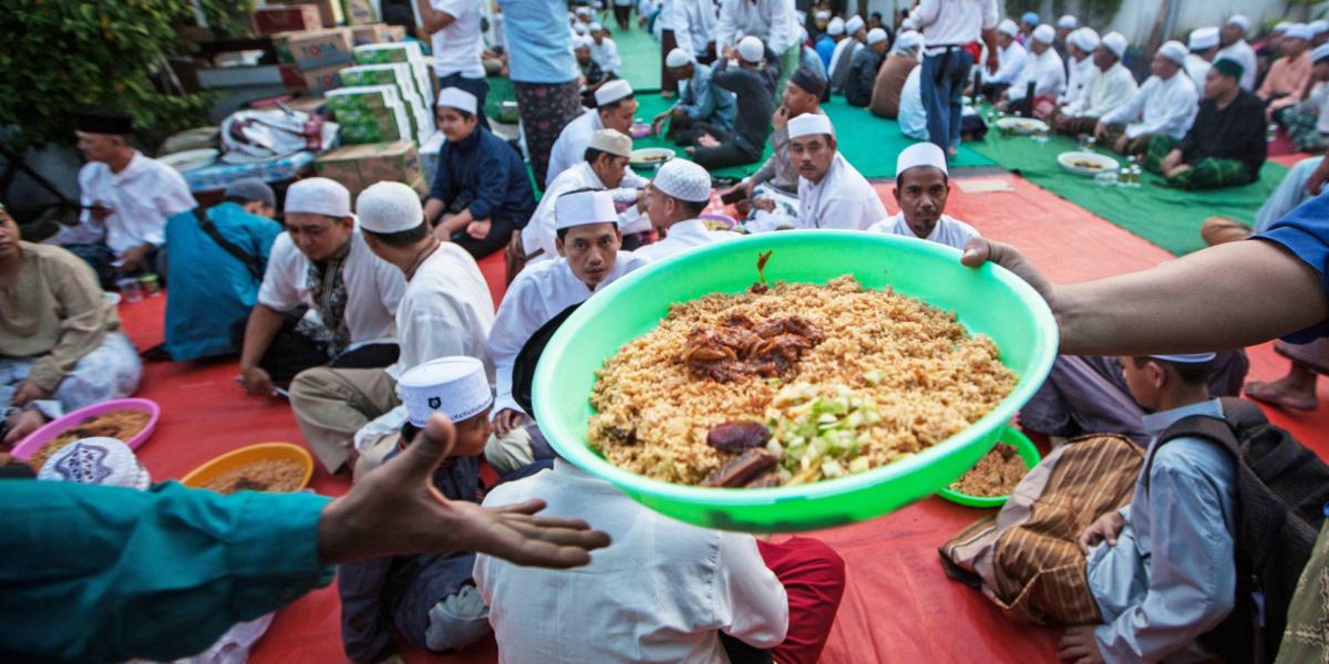 A ramadán alatt a gazdagok esténként megvendégelik a rászorulókat