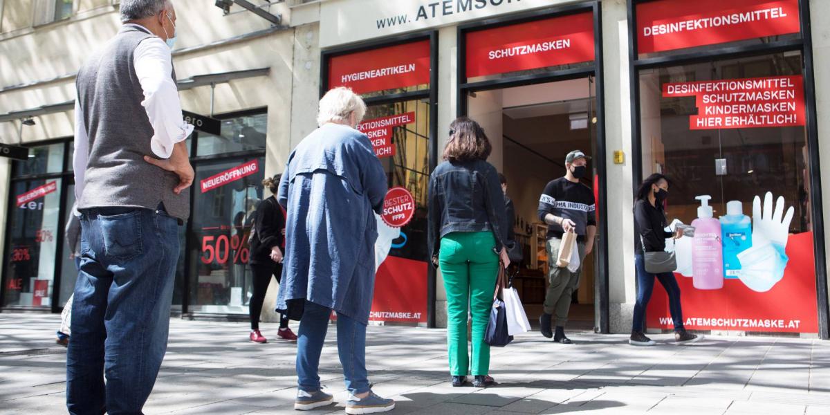 Védőmaszkokat árusító üzlet előtt kígyózó, szigorúan biztonságos sor a híres Mariahilferstrassén