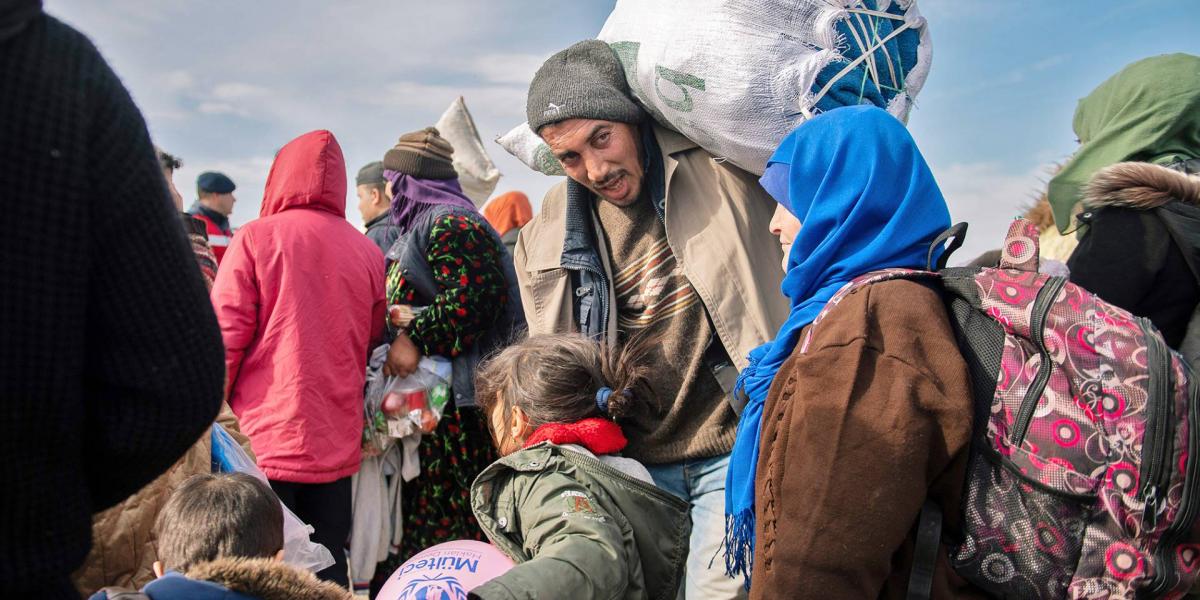 2020. március 4. Menekültek várakoznak a török határnál Edirne mellett