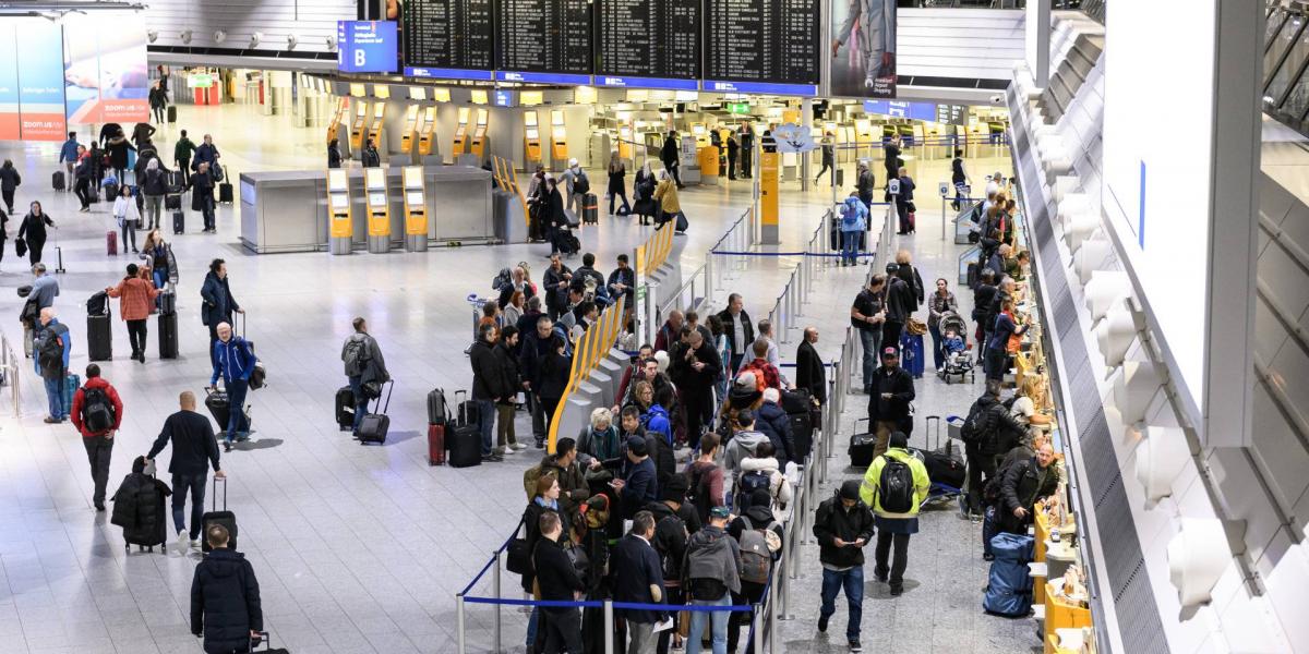 Utasok várakoznak frankfurti reptér 1-es terminálján