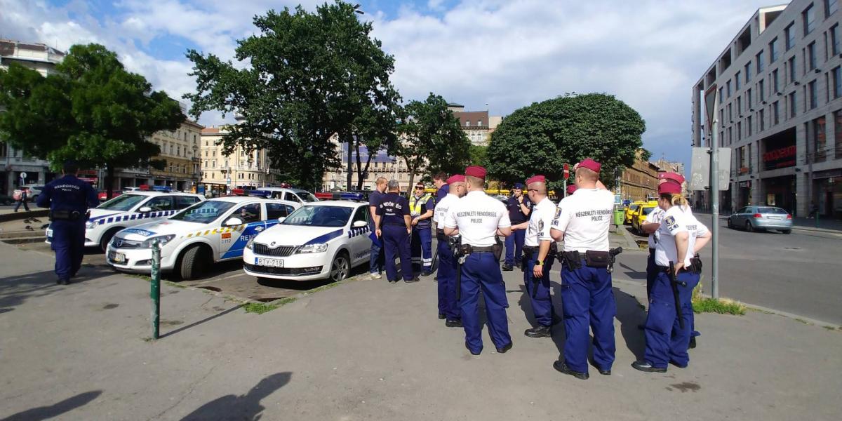 Tucatnyi rendőr, három szolgálati autó kellett egy zöldre festett szellőzőakna ellenőrzéséhez a Blaha Lujza téren