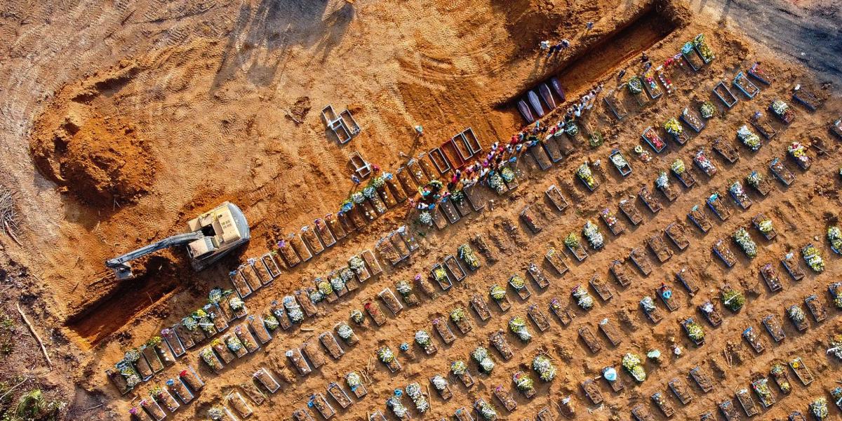 A brazíliai Manaus új járványtemetőjében tömegsírba temetnek, mert nem győzik a sírásók. A brazil kormány eközben unortodox módszert talált a járványhelyzet javítására: törölték honlapjukról több hónap összegyűjtött koronavírus-statisztikáját