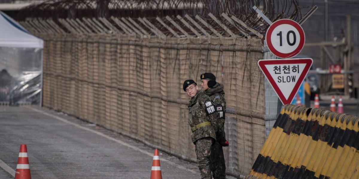 Déli katonák a két Korea határán fekvő demilitarizált zónánál