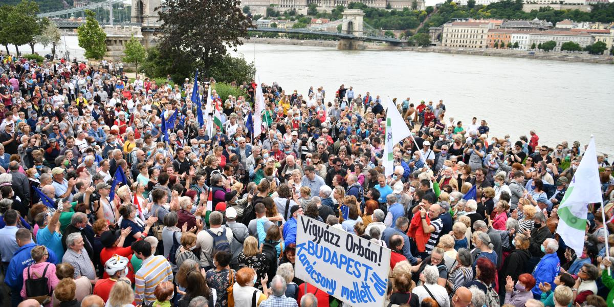 VILLÁMCSŐDÜLET - Több száz ember vonult utcára