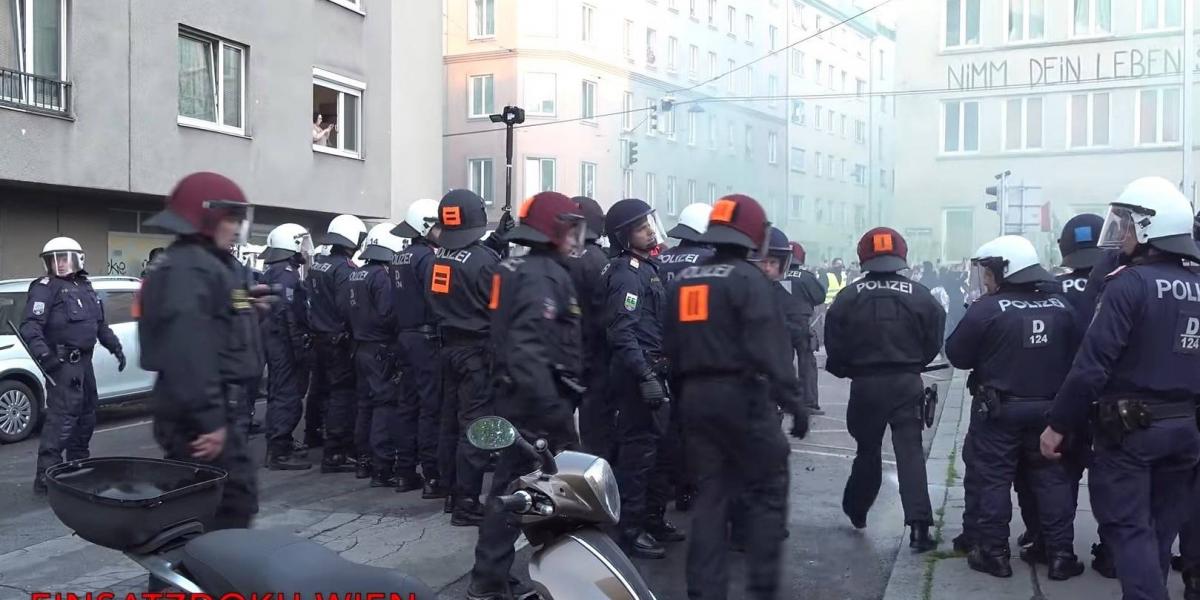 Képkocka az Einsatzdoku Wien szombati tüntetésről készült összeállításából