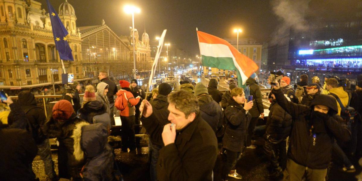 A Legfőbb Ügyészséghez meghirdetett Ismeretlen tettesek tüntetése elnevezésű ellenzéki demonstráció résztvevői Budapesten, a Nyugati téri felüljárón 2019. január 23-án