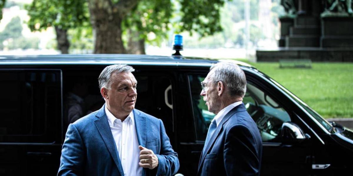 Orbán Viktor és Pintér Sándor az operatív törzs ülése előtt