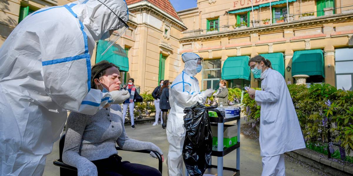 Tesztelés a barcelonai Szent Miklós kórházban