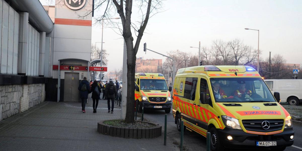 Mentőautók a 2-es metró a Pillangó utcai megállójánál, ahol összeütközött két szerelvény 2016. december 5-én