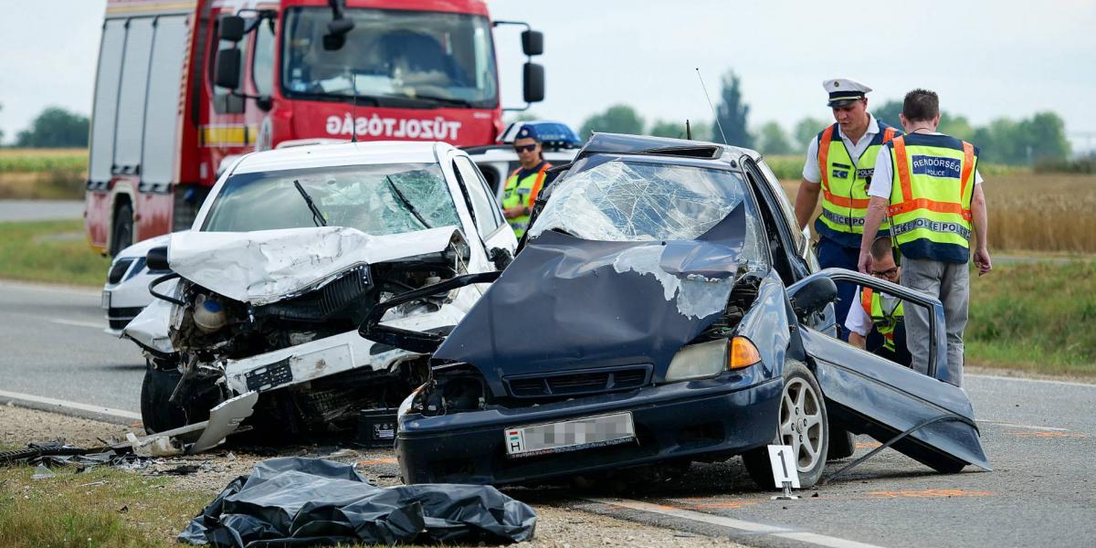 Rendőrségi helyszínelés az 55-ös főúton, Csávoly közelében, ahol összeütközött két személygépkocsi