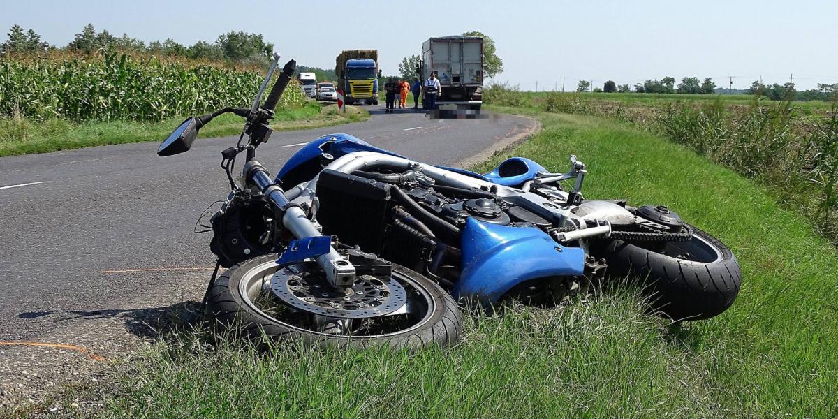 Motorkerékpár a Kiskunfélegyháza és Tiszaalpár közötti úton