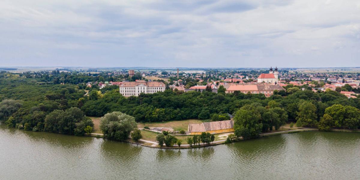 A tatai Öreg-tó partját építenék be